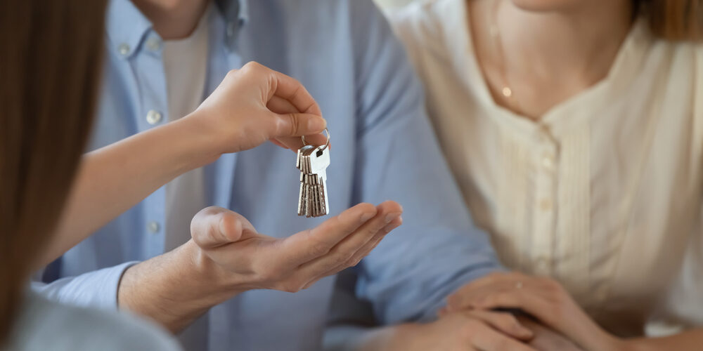 【下雨水浸】租客家俬浸坏业主一定要赔？拆解法律责任、维修争议及保险补偿方案